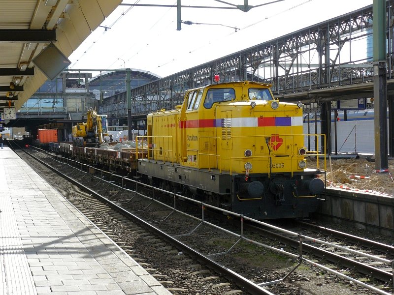 Strukton Lok  Irene  mit Bauzug. Utrecht centraal station 04-03-2010.