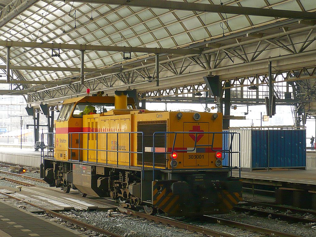 Strukton MaK 1206 diesellok 303001 'Carin' Gleis 9a Amsterdam Centraal Station 23-01-2013.

Strukton diesellocomotief 303001 type MaK 1206 genaamd 'Carin' spoor 9a Amsterdam Centraal Station 23-01-2013.