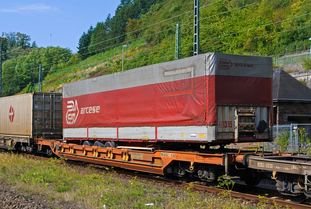 Taschenwagen 33 85 4526 574-0 der schweizer  Vermietungsfirma WASCOSA AG, abgestellt am 21.08.2011 im Bahnhof Linz/Rhein.
