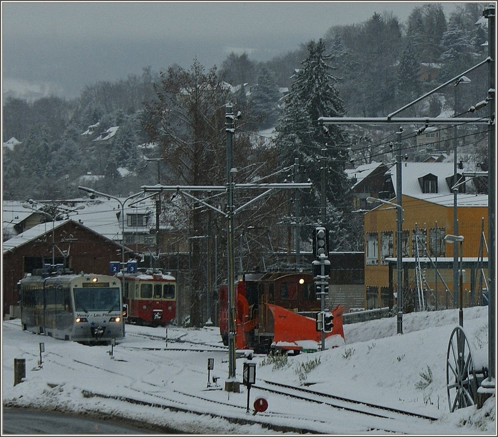 Tiefverschneit zeigt sich der Bahnhof Blonay 04.01.2010 mit verschiedenen Zgen.  
