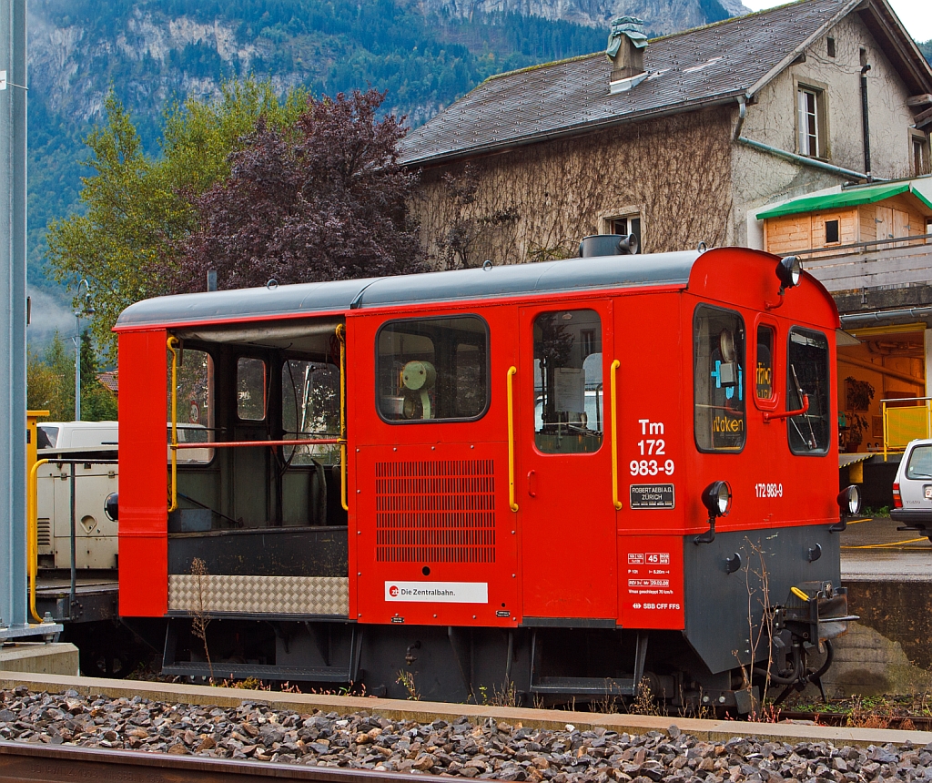 Tm 2/2 II - 983 (Tm 172 983-9) der der zb (Zentralbahn) abgestellt am 29.09.2012 in Meiringen. Der 1.000 mm Diesel-Traktor wurde 1966 unter der Fabriknummer 1763 von RACO (Robert Aebi AG, Zrich) als Typ 95 SA3 RS gebaut und an die SBB ausgeliefert. 

Die Tm 2/2 II sind kleine zweiachsige Bautraktoren der Schweizerischen Bundesbahnen (SBB) und verschiedener Privatbahnen, die seit 1950 ber einen Zeitraum von fast 20 Jahren und in groer Stckzahl beschafft wurden. Sie wurden wie hier in der Schmalspur, aber auch in Normalspur-Ausfhrung gebaut.

Die Rangiertraktoren haben eine gedeckte Ladeflche fr den Materialtransport und ein grorumiges, geschlossenes Fhrerhaus. Der Dieselmotor der Firma Saurer entwickelt eine Leistung von 70 kW, die Hchstgeschwindigkeit betrgt 45 km/h Der Motor treibt ber ein mechanisches Getriebe und Ketten beide Achsen an. Die werksseitige Typenbezeichnung bei Aebi war 95 SA3 RS.

TECHNISCHE DATEN:
Spurweite: 	1.000 mm
Achsformel:  B
Lnge ber Kupplung:  6.070
Hchstgeschwindigkeit:  45 km/h
Installierte Leistung:  70 kW
Motorentyp:  Saurer
Leistungsbertragung:  mechanisches Viergang-Schaltgetriebe, ber Ketten auf beide Achsen
Kupplungstyp:  Mittelpufferkupplung
