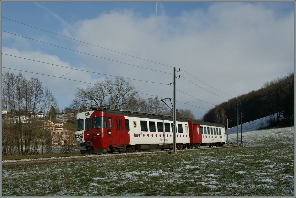 TPF (ex GFM) Regionalzug bestehend aus dem Be 4/4 152 und Bt bei Remaufens. 
12.01.2013