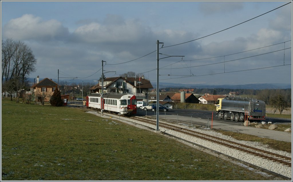 TPF Regionalzug nach Chtel-St-Denis bei der ehemaligen Haltestelle Tatroz. 
 12. Jan. 2013