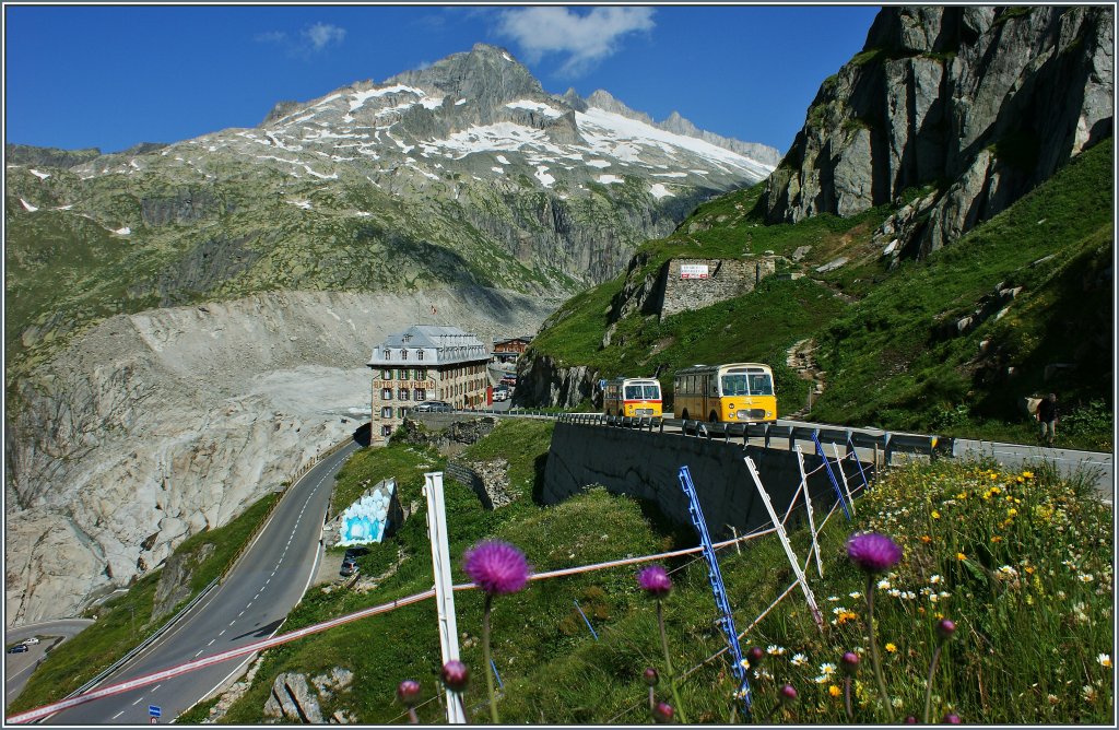 Trari-Trara die Post ist da. Nicht nur mit Zug und Auto l�sst sich die wundersch�ne Gegend am Rhonegletscher besichtigen,es ist auch eine Reise mit dem Postbus m�glich, wie hier am Aussichtspunkt Belved�re zu sehen ist.
(05.08.2013)