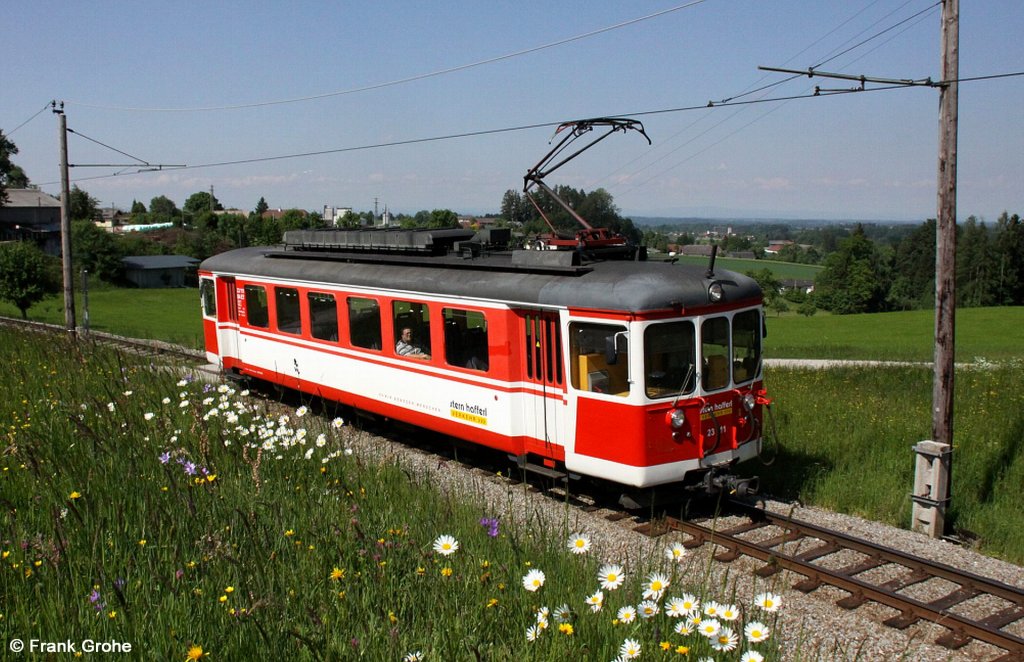Traunseebahn ET 23 111 der Stern & Hafferl Verkehrsgesellschaft m.b.H. im Planeinsatz bei Eisengattern, Lokalbahn Gmunden – Vorchdorf, Spurweite 1.000 mm, fotografiert am 26.08.2010 --> Der Triebwagen wurde 1954 von SWS (Schweizerische Wagons- und Aufzgefabrik AG Schlieren-Zrich) gebaut und kam zuerst bei der Wynental- und Suhrentalbahn als WSB Be 4/4 7 zum Einsatz.
