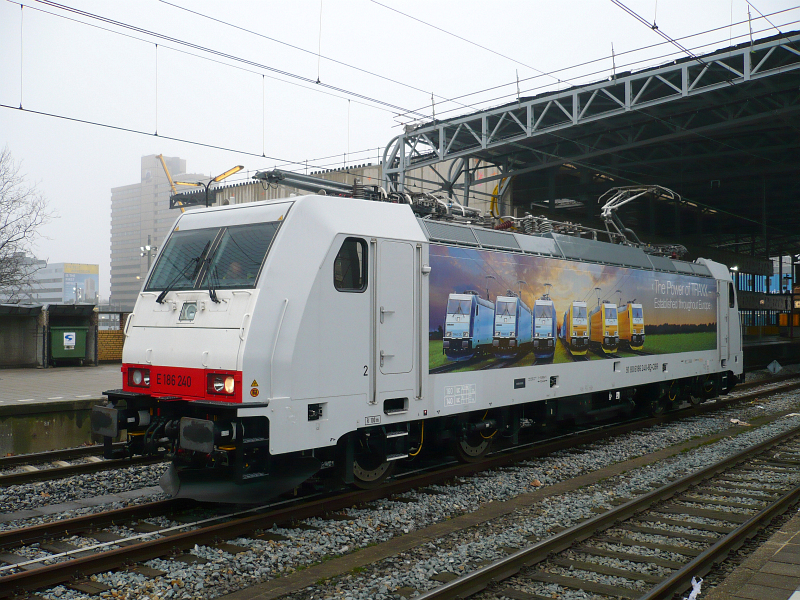 TRAXX Lok 91 80 6186 240-8 auf Gleis 2 Rotterdam Centraal Station 02-02-2011. 