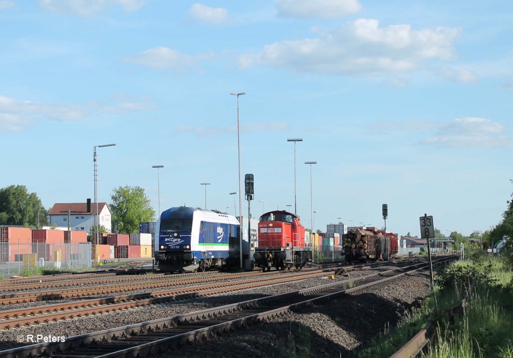 Treffen von 2 verschiedenen Holztransportz�gen.... 223 152 mit Container im ATW und 294 753-9 beim Umsetzen von �bergabezug 56960 Marktredwitz - ATW Wiesau. 05.06.13