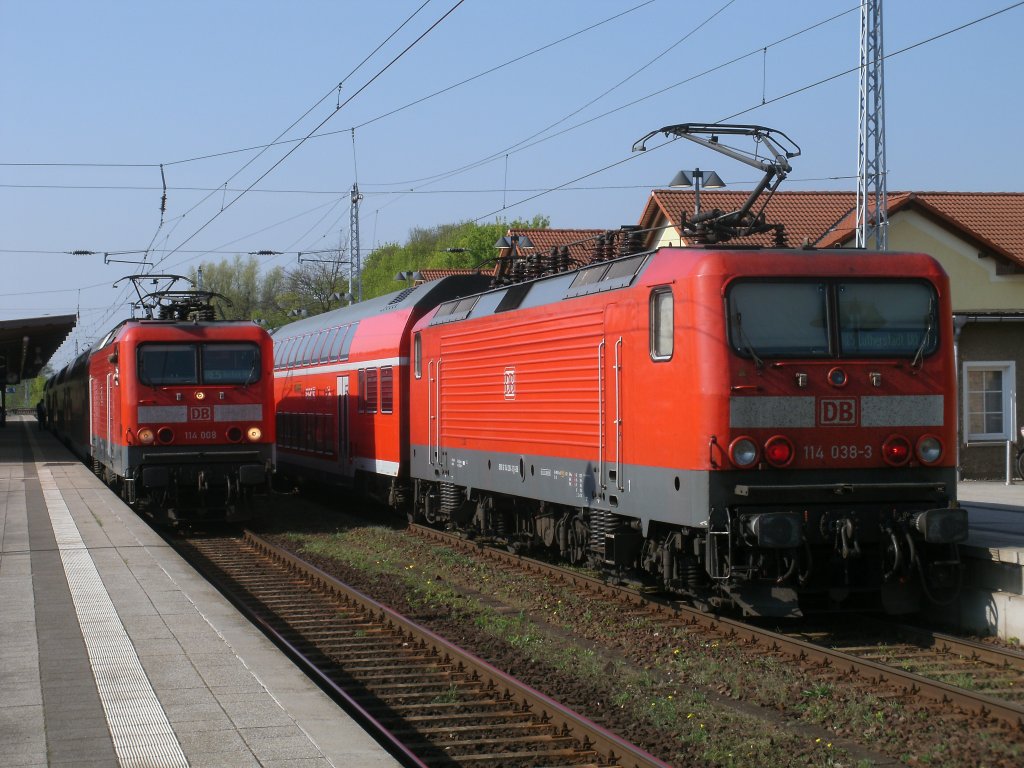 Treffen am 23.April 2011 in Neustrelitz: 114 008 links mit dem RE 4354 Lutherstadt Wittenberg-Rostock und 114 038 mit dem RE 4357 Rostock-Lutherstadt Wittenberg.