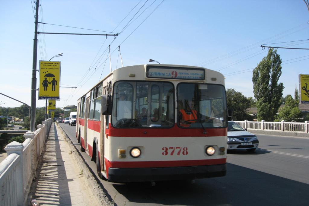Trolleybus sowjetischer Bauart ZIU 9 am 4.9.2009 in Chisinau der Hauptstadt Moldawiens.
Dieser Bus russischer Bauart ist vom Busbahnhof in Richtung Centrum unterwegs.