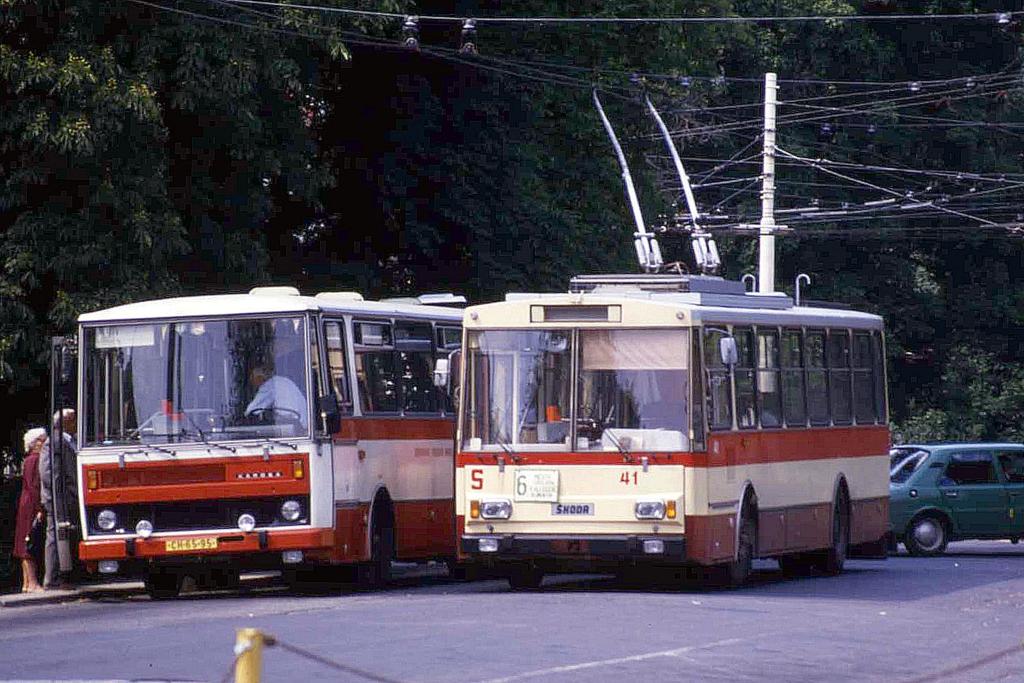 Tschechoslowakei am 19.6.1988 hier Marienbad / Marianske Lazne.
Ein Karosa Reisebus und eine Trolleybus von Skoda stehen nebeneinander. 