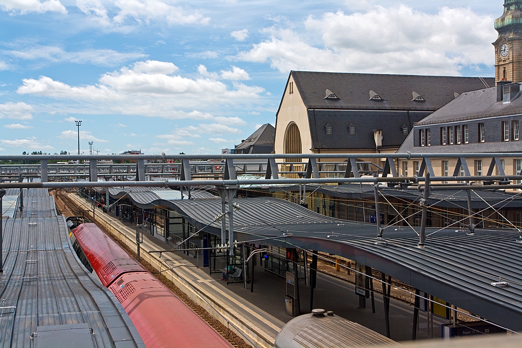 ber den Bahnsteigdchern vom Bahnhof Luxemburg (Gare Ltzebuerg / Gare de Luxembourg) am 16.06.2013.

Auch wenn es alle eilig haben den Zug zu erwischen mache ich noch schnell ein Bild.