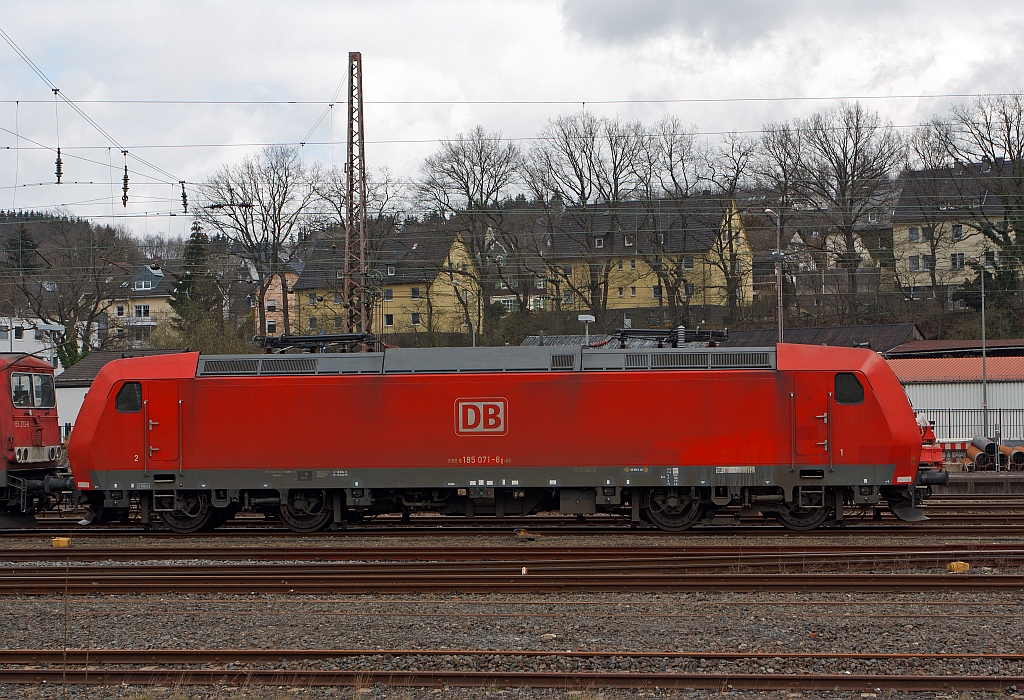 Und noch eine in voller Breitseite.....185 071-8 der DB Schenker Rail abgestellt am 07.04.2012 in Kreuztal. Die BR 185 gehrt zur Bombardier TRAXX-Familie, sie ist nmlich eine TRAXX F140 AC1. Auf Grund der wachsenden internationalen Aktivitten von DB Schenker Rail (damals noch DB Cargo) wurde fr neue Gterzug-E-Loks Zweisystemfhigkeit fr den Einsatz unter einer mit 25 kV 50 Hz gespeisten Oberleitung gefordert, um mit den Loks auch Frankreich, Luxemburg und Dnemark anfahren zu knnen.