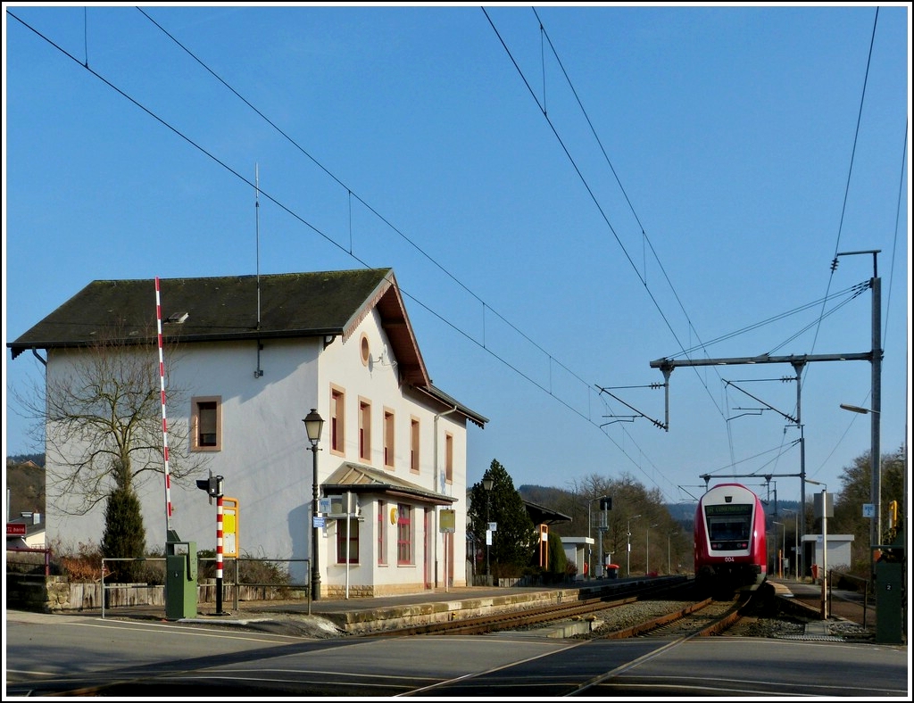 Unser  Heimatbahnhof  Wilwerwiltz mit dem IR 3741 Troisvierges - Luxembourg am Bahnsteig. 20.03.2012 (Jeanny)