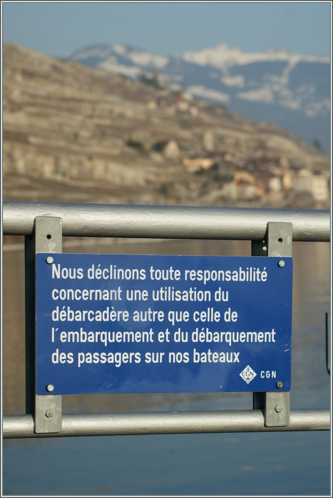 Unter diesen Warnhinweis geh�rt wohl auch das Fotografieren vom Schiffssteg aus...
Rivaz, den 1. M�rz 2012