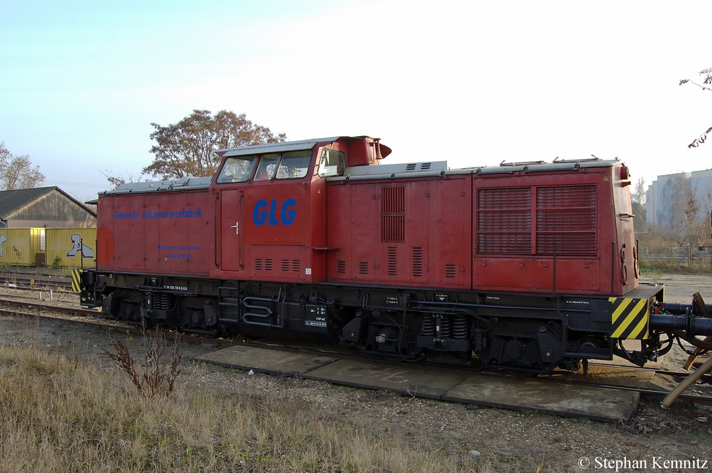 V 100.05 (202 726-6) ex DR 110 726-7 HGB - Hessische G�terbahn GmbH steht mit einem Bauzug in Rathenow. 24.11.2011