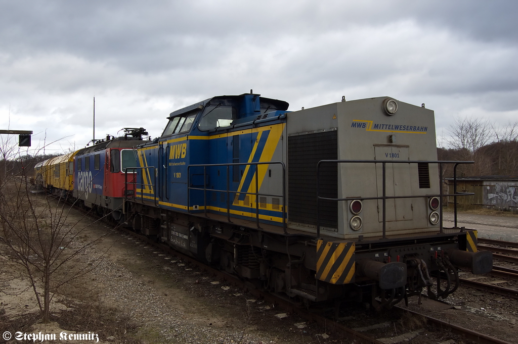 V 1801 (203 106-0) ex DR (112 849-5) MWB - Mittelweserbahn GmbH & 421 377-3 SBB Cargo Deutschland GmbH stehen mit einem Schleifzug in Rathenow. 19.02.2012