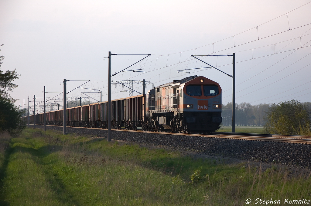 V 330.4 (250 004-9) hvle - Havell�ndische Eisenbahn AG mit einem Eanos Ganzzug in Vietznitz und fuhr in Richtung Nauen weiter. 08.05.2013