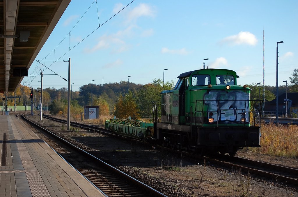 V 60-BUG-05 (345 261-2) der BUG ist leider an der Front ordentlich beschmiert gewesen, hier mit einem Drehgestellwagen fr Fahrzeugtransporte in Rathenow. 26.10.2010