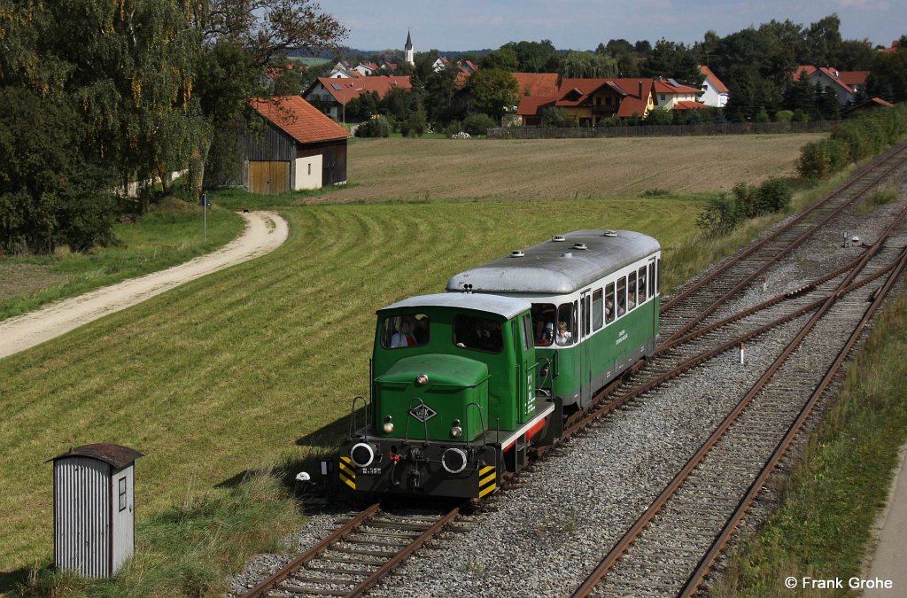 V1 + VB 11 der Laabertalbahn als P3804 Eggmhl- Langquaid, KBS 12930 Lokalbahn Eggmhl - Schierling - Langquaid, fotografiert bei Schierling am 19.09.2010 --> 
Diese eingleisige Nebenbahn mit einer Lnge von 10,3 km gehrt heute als Betriebsteil zur RSE Rhein-Sieg-Eisenbahn GmbH. Die RSE hat die Strecke im Jahr 2000 von der DB Netz bernommen. Es besteht Gterverkehr fr BayWa und es gibt auch ein Anschlugleis der Bundeswehr(im Bild vorn rechts zu sehen), welches unzugnglich in einem abgesperrten Waldstck  verschwindet . Personenverkehr besteht sporadisch zu bestimmten Anlssen, wie z.B. Volksfeste. 