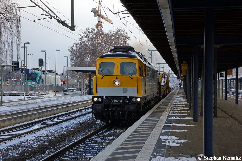 V300.18 (232 446-5) SGL - Schienen G�ter Logistik GmbH mit einem kurzem Bauzug im Brandenburger Hbf und fuhr in Richtung Magdeburg weiter. Die Technik f�r diese Lok wurde von der 232 446-5 verwendet. 08.12.2012