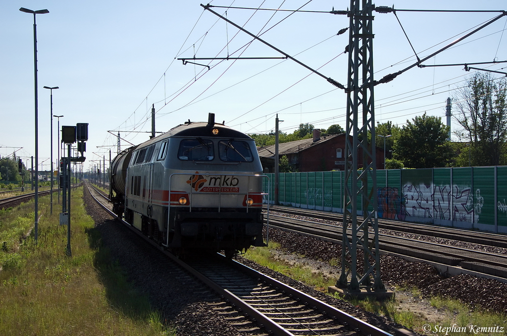 V6 (216 014-1) mkb - Mindener Kreisbahnen GmbH mit einem Kesselwagen  Dieselkraftstoff oder Gas�l oder Heiz�l (leicht)  in Rathenow, in Richtung Wustermark unterwegs. 25.05.2012