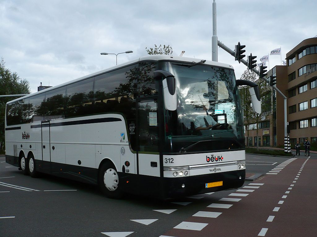 Van Hool T917 Acron Reisebus der Firma Beuk. Schipholweg Leiden 28-09-2012.

Van Hool T917 Acron reisbus van de firma Beuk. Schipholweg Leiden 28-09-2012.