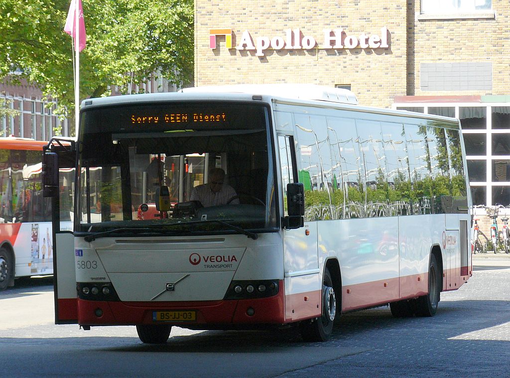 Veolia Bus 5803 Volvo 8700 Baujahr 2006 Bahnhof Breda 18-07-2013.

Veolia bus 5803 Volvo 8700 bouwjaar 2006 station Breda 18-07-2013.