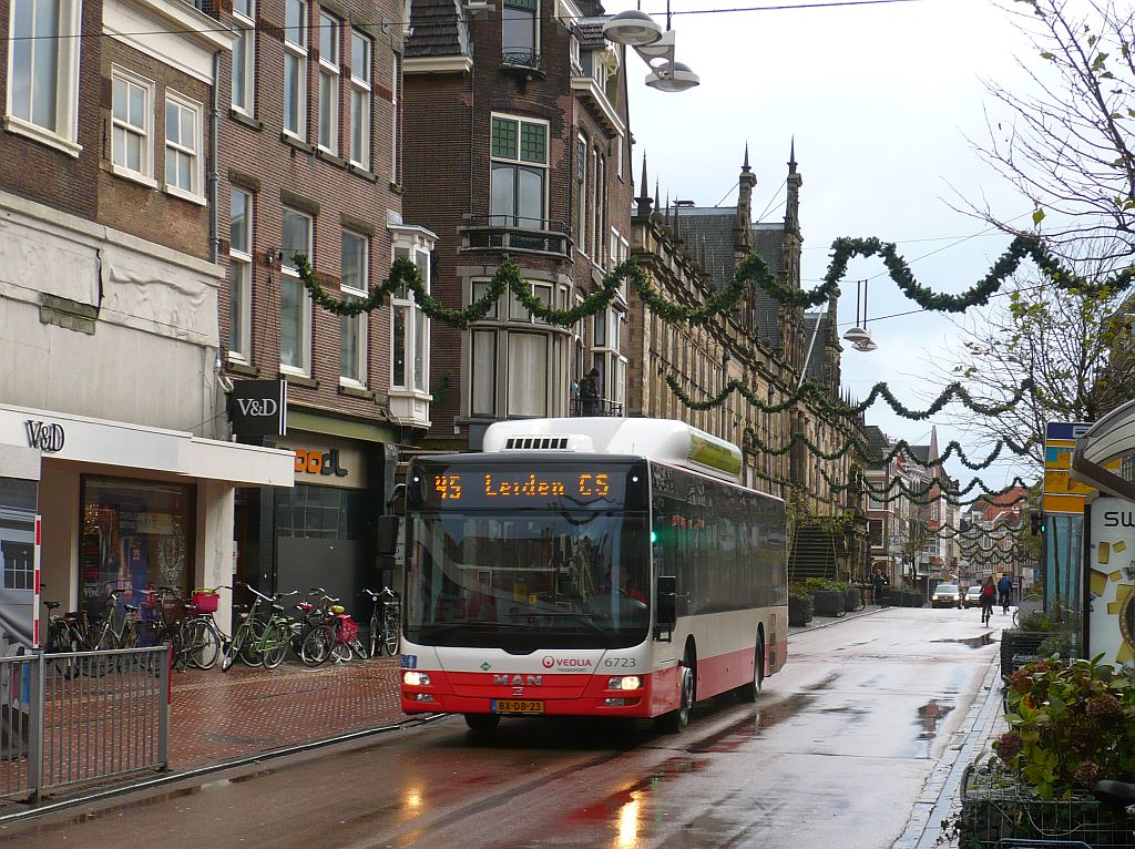 Veolia Bus 6723 MAN Lion's city Baujahr 2009.  Breestraat, Leiden 09-12-2012.

Veolia bus nummer 6723 MAN Lion's city bouwjaar 2009.  Breestraat Leiden 09-12-2012.