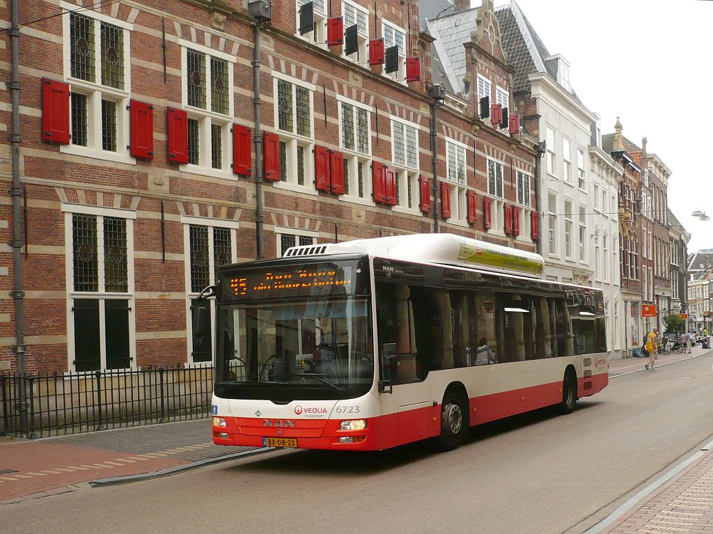 Veolia Bus 6723 MAN Lion's city Baujahr 2009. Breestraat Leiden 20-07-2013.

Veolia bus 6723 MAN Lion's city bouwjaar 2009. Breestraat Leiden 20-07-2013.