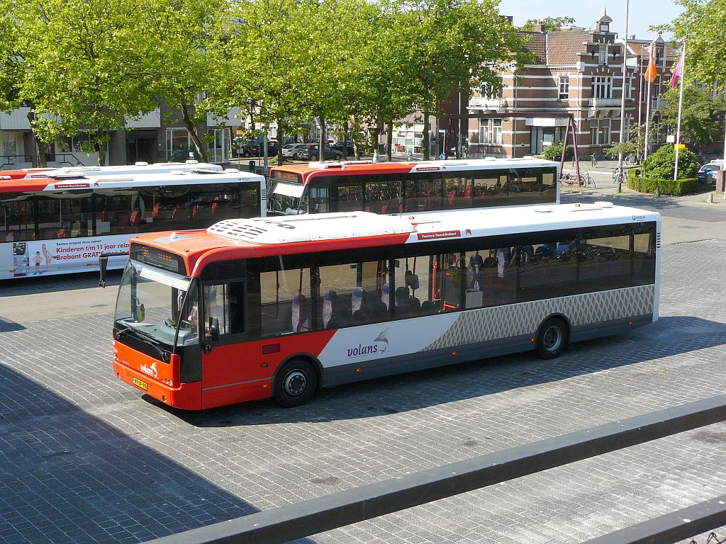 Veolia Volans Bus 5334 VDL Berkhof Ambassador Baujahr 2007 Bahnhof Breda 18-07-2013.

Veolia Volans bus 5334 VDL Berkhof Ambassador bouwjaar 2007 station Breda 18-07-2013.