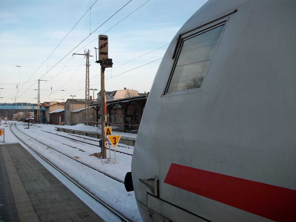 Vergeblich wartete der Lokf�hrer vom IC 2212 bis das Ausfahrsignal  M  in Bergen/R�gen am 05.Januar 2011 Fahrt zeigte,schlie�lich mu�te der Lokf�hrer auf Befehl am gest�rten Signal ausfahren.