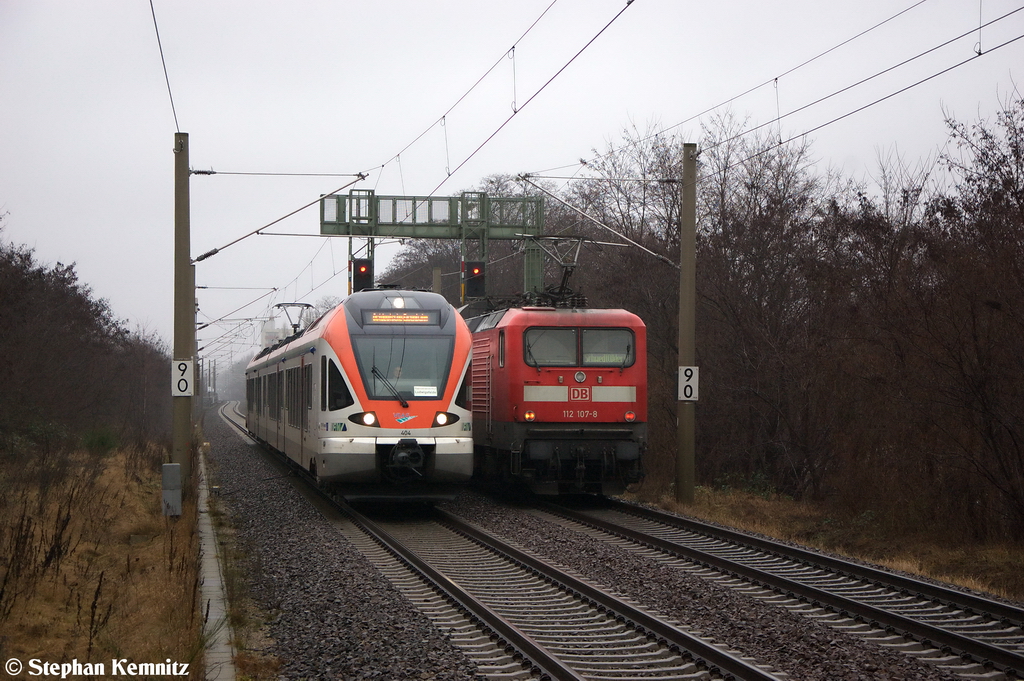 VIAS 404 (428 138-2) VIAS GmbH f�r ODEG - Ostdeutsche Eisenbahn GmbH als RE4 (RE 37317) von Rathenow nach Ludwigsfelde, bei der Einfahrt in Berlin-Lichterfelde Ost. 112 107-8 verl�sst mit ihrem RE3 gerade die Haltestelle Berlin-Lichterfelde Ost. 08.01.2013