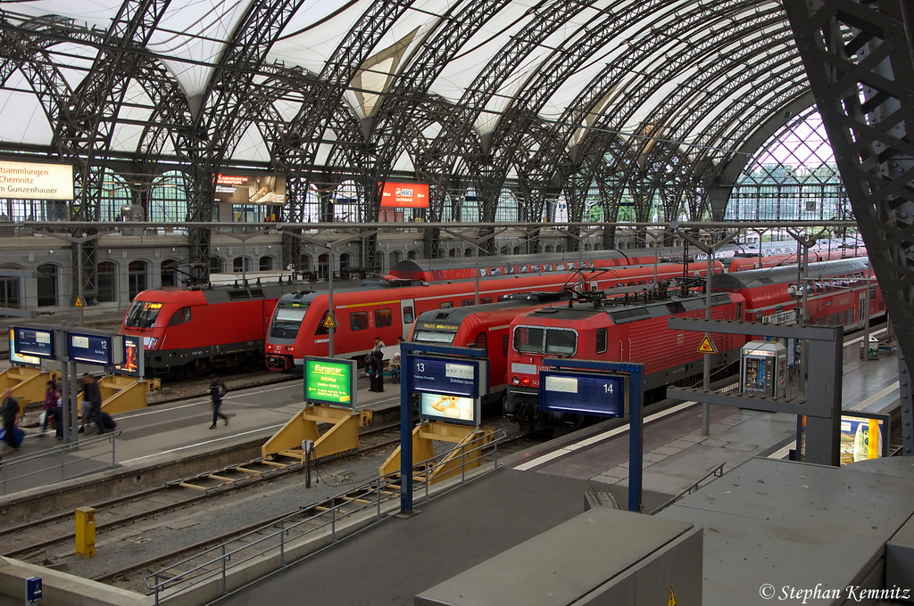 Viel betrieb an den Gleisen 10-13 im Dresdner Hbf. Am Gleis 10 eine 182er mit dem RE50  Saxonia  (RE 16720) nach Leipzig Hbf. Gleis 11 ein 612er-Dotra als RE1 (RE 17007) nach Grlitz. Gleis 12 eine 612er als RE3 (RE 3449) von Nrnberg Hbf und am Gleis 13 eine 143er als RB30 (RB 17322) nach Zwickau(Sachs)Hbf. 01.06.2012