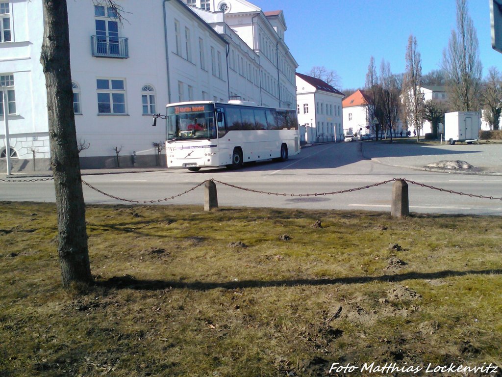 Volvo als Linie 30 mit Ziel Altefhr, Bahnhof / kurz hinter der Haltestelle Putbus, Circus am 8.4.13