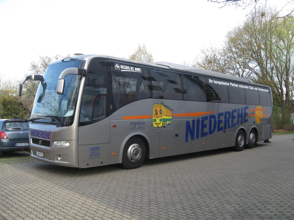 Volvo Luxus Reisebus der Firma Niederehe aus Erftstadt.
Die Aufnahme entstand am 20.4.2013 im Bundessprachenzentrum
in H�rth.