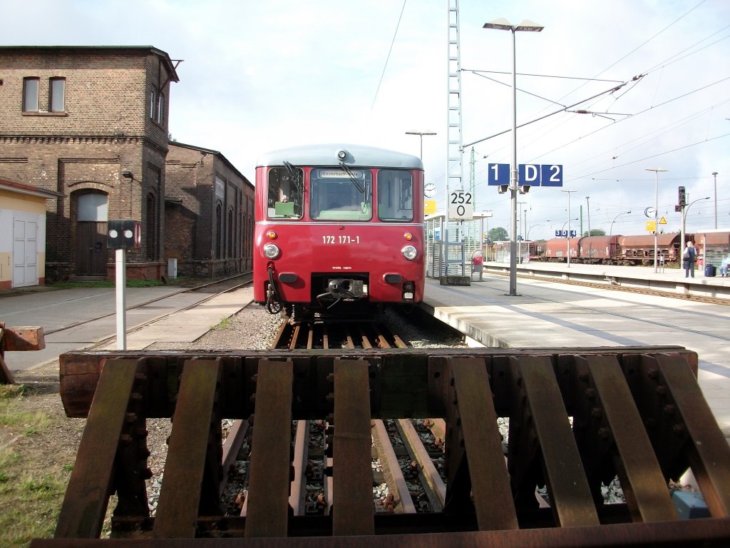 Vor dem Prellbock in Bergen/Rgen am 23.August 2010 Ferkeltaxe 172 171.