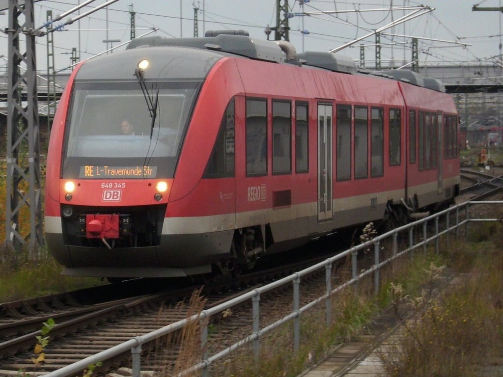 Vor ein paar Jahren ist der Zug nach Travem�nde mit einer 218 gefahren wurden,nun haben die 648-Triebwagen die Zugleistungen �bernommen.Hier ist es 648 345 der am 28.November 2009 in L�beck einf�hrt.