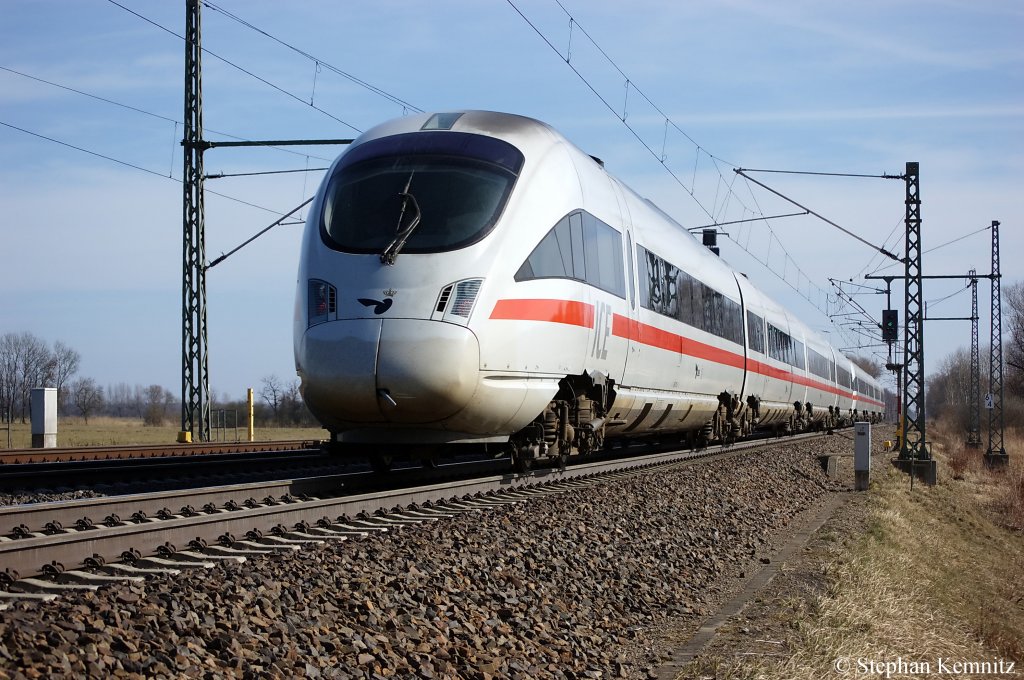 Vorne 605 510-6 als ICE 38 von Koebenhavn H und dahinter 605 011-5 als ICE 381 von Aarhus und zusammen fahren sie nach Berlin Ostbahnhof und sind hier in Friesack(Mark). 23.03.2011
Netten Gru� zur�ck!