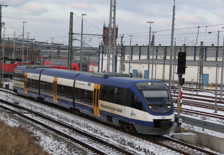 VT 0004 als OLA79765 von Rostock Hbf nach Gstrow bei der Ausfahrt im Rostocker Hbf.01.02.2012