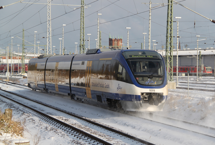 VT 0008 als OLA von Gstrow nach Rostock bei der Einfahrt im Rostocker Hbf.09.02.2012