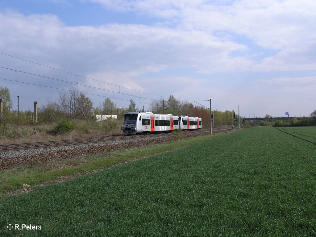 VT 015 (650 547-2) + VT 002 (650 534-0) als MRB80275 Leipzig - Bitterfeld bei Podelwitz. 16.04.11

