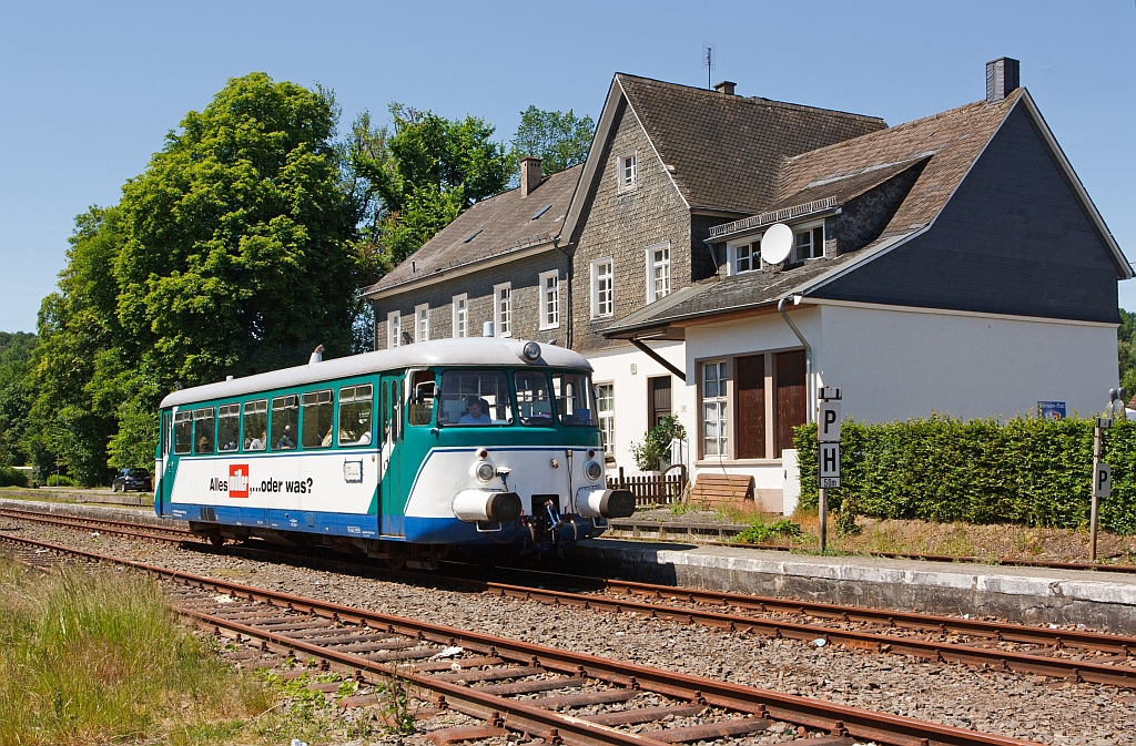 
VT 1 (95 80 0301 024-5 D-RSE) der WB (Wiehltalbahn), eingestellt bei der RSE Bonn, (ex. RSE VT 7, ex. SWEG VT 7) steht am 02.06.2011 im Bahnhof Wiehl, nach Dieringhause zur Abfahrt bereitn. Der MAN-Schienenbus wurde 1966 unter der Fabrik-Nr. 151 187 gebaut und an die SWEG geliefert. Er hat 2 MAN D2156 4MxU Motoren á 200 PS.