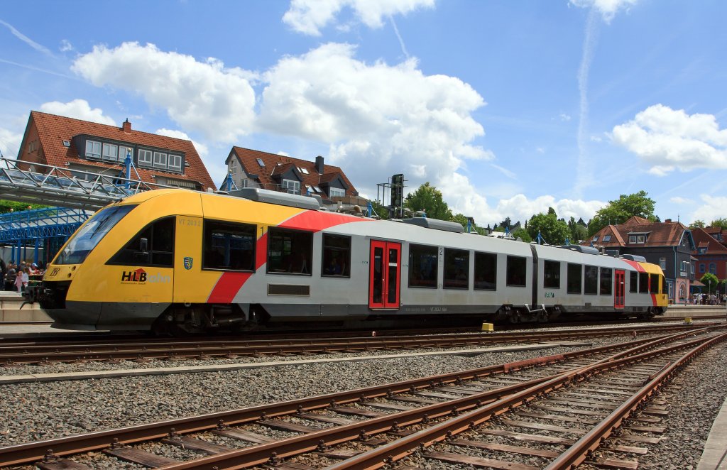 VT 203 ALSTOM Coradia LINT 41 (DB-Baureihe 648) der TSB (Taunusbahn) bzw. HLB  (Hessische Landesbahn) fhrt am 12.06.2011 von Frankfurt kommend in den Bahnhof Knigstein/Taunus ein.