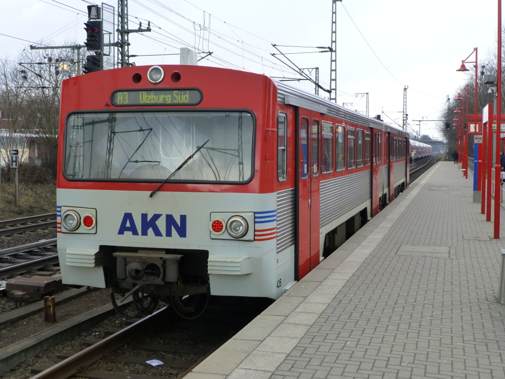VT 2.42 der Altona-Kaltenkirchen-Neum�nster Eisenbahn AG (akn), ein Zug der Baureihe VT 2E, steht am 30.3.2013 am Bahnsteig der akn in Elmshorn nach Ulzburg S�d bereit.