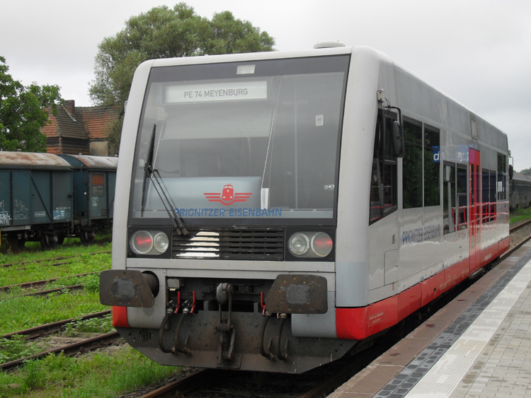 VT 504 005-0 als PEG80171 von Meyenburg Richtung Pritzwalk kurz vor der Ausfahrt im Bahnhof Meyenburg.(15.08.10)