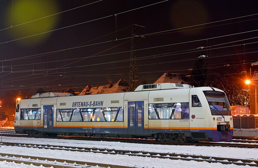 VT 512 „Stadt Oppenau“ (650 574-6) ein Stadler Regio-Shuttle RS1 der Ortenau-S-Bahn GmbH (OSB) eine 100-prozentige Tochtergesellschaft der Sdwestdeutschen Verkehrs-Aktiengesellschaft (SWEG), abgestellt am Abend des 08.12.2012 in Offenburg.

Der Triebwagen wurde 1998 bei ADtranz (heute Stadler Rail) unter der Fabrik-Nr. 36617 gebaut, er hat Fahrzeugregister-Nummer 95 80 0650 574-5 D-SWEG und ist Eigentum der FBBW (Fahrzeugbereitstellung Baden-Wrttemberg GmbH).
Techn. Daten: 
Der Antrieb erfolgt ber 2 MAN Dieselmotor mit je 257 KW (350 PS) Leitung hydromechanisch ber 2 Voith-Diwabus Getriebe U 864, die Hchstgeschwindigkeit betrgt 120 km/h.
Die Achsanordnung ist B'B', Stadler bezeichnet sie jedoch mit Bx'By' und mchte damit deutlich machen, dass jeder der beiden vorhandenen Motoren beim RS1 ein Drehgestell antreibt. Es gibt damit keine Gelenkwelle zwischen den beiden Drehgestellen. 
Die Lnge ber Kupplung (automatische Mittelpufferkupplung) betrgt 25.000 mm, er hat ein Eigengewicht von 43 t.

Der Regioshuttle ist ein vom Unternehmen Adtranz (ABB Daimler Benz Transportation) entwickelter und gebauter Dieseltriebwagen neuer Generation. Durch die bernahme der Adtranz-Sparte durch Bombardier darf diese den Regioshuttle aus kartellrechtlichen Grnden seit 2001 nicht mehr fertigen, somit wurde die Rechte und Produktion an Stadler Rail abgegeben.