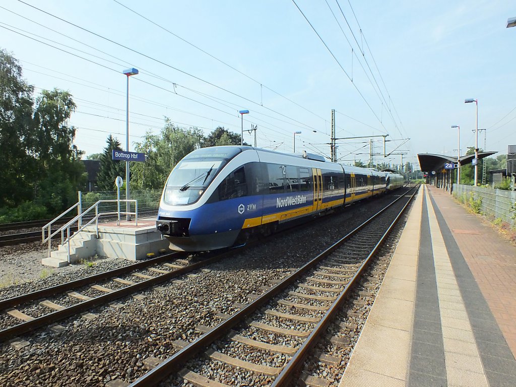 VT 643.344 (95 80 0643 344-4+95 80 0943 344-1+95 80 0643 844-6 D-NWB ), bei der NWB als VT744 eingereiht und ein weiterer TALENT der NWB verlassen am Morgen des 16.7.13 den Bahnhof Bottrop Hauptbahnhof.
RE14 -> Dorsten