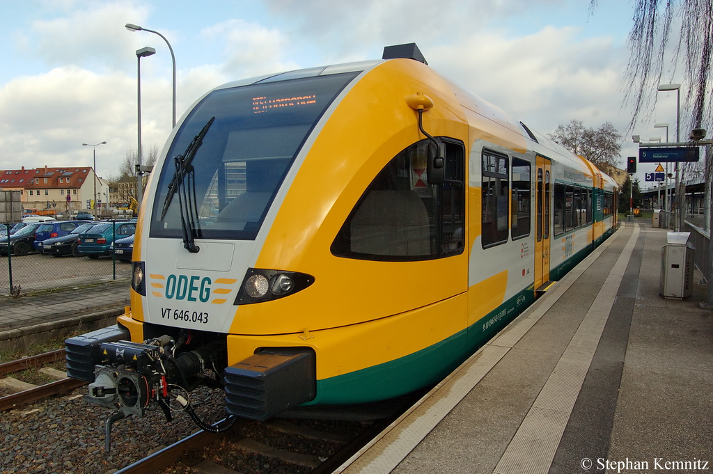 VT 646.043 (646 043-9) der ODEG - Ostdeutsche Eisenbahn GmbH als OE51 (MR 68926) von Brandenburg Hbf nach Rathenow im Brandenburger Hbf. Heute fahren sie noch im Auftragt der Mrkischen Regiobahn ab Morgen ist dann die ODEG dran. 10.12.2011