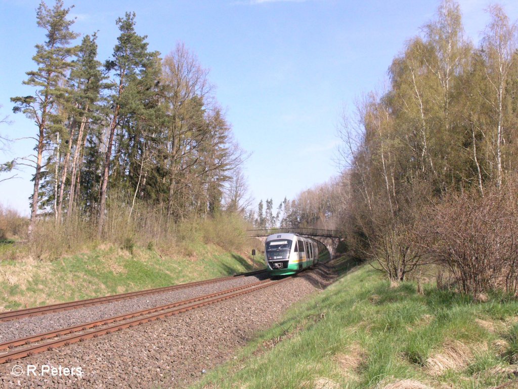 VT07 in der Kurve bei Sch�nfeld auf dem Weg nach Hof. 27.04.08