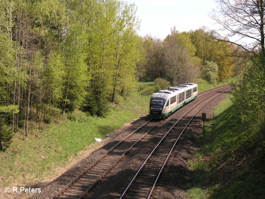 VT15 zieht bei Sch�nfeld als VBG86560 nach Hof durch die Kurve. 09.05.08
